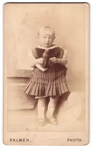 Fotografie Palmer, Kingston-on-Thames, Granville Marina, Kleines Kind mit kurzen Haaren im Faltenkleidchen