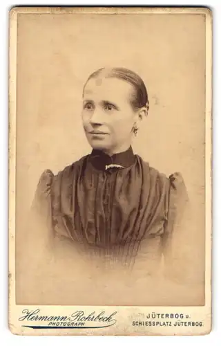 Fotografie Hermann Rohrbeck, Jüterbog, Planeberg 10, Ältere Frau mit Ohrschmuck und Brosche