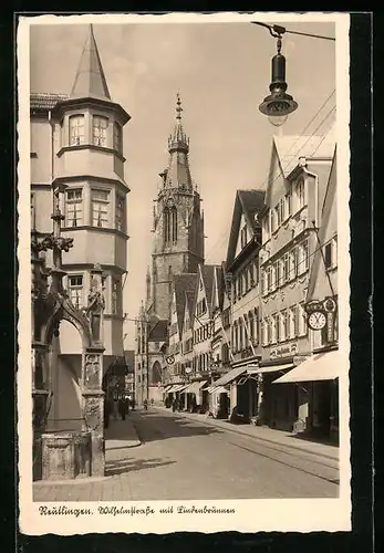 AK Reutlingen, Wilhelmstrasse mit Lindenbrunnen und Geschäften