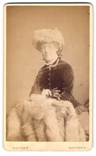 Fotografie Witham, Rochdale, Yorkshire Street 244, Junge Frau mit Federhut in einer Samtjacke