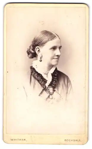 Fotografie Whitham, Rochdale, Yorkshire Street 192, Seitenportrait einer jungen Frau mit Ohrhänger und Spitzenkragen
