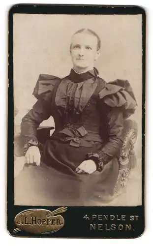 Fotografie J. L. Hopper, Nelson, Pendle Street 4, Frau mit streng gescheitelten Haaren in Kleid mit Puffärmeln