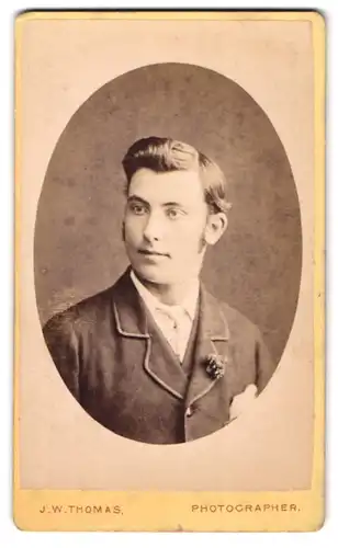 Fotografie J. W. Thomas, Hastings, Robertson Street 52, Junger Mann mit Haartolle und Seitenscheitel