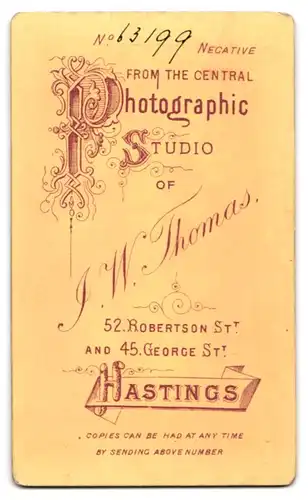 Fotografie J. W. Thomas, Hastings, Robertson Street 52, Junger Mann mit Haartolle und Seitenscheitel