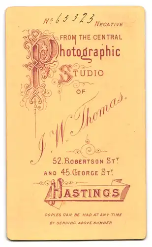 Fotografie J. W. Thomas, Hastings, Robertson Street 52, Dame mit Flechtfrisur und Spitzenkragen