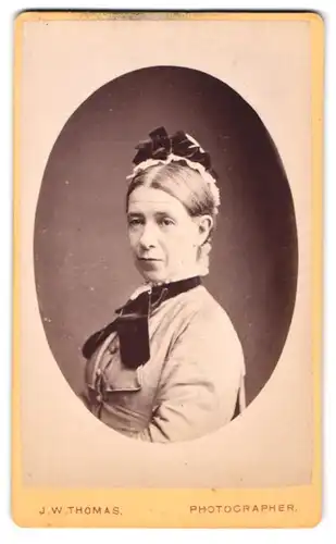 Fotografie J. W. Thomas, Hastings, Robertson Street 52, Ältere Frau mit Samt-Haarschleife und Samtschal