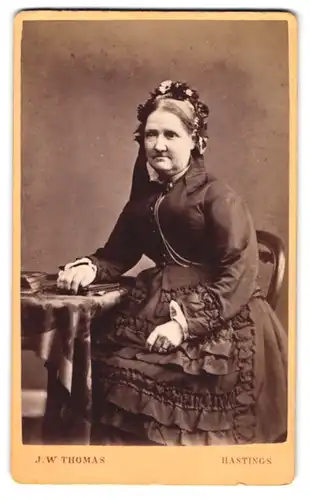 Fotografie J. W. Thomas, Hastings, Robertson Street 52, Alte Frau mit Haarschmuck in rüschengeschmücktem Kleid