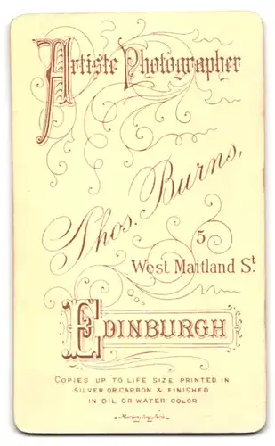 Fotografie Thos. Burns, Edinburgh, West Maitland Street 5, Junge Frau in Kleid mit engem schwarzen Oberteil