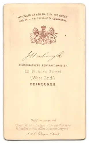Fotografie J. Horsburgh, Edinburgh, Princes-Street 131, Frau mit Mittelscheitel, Spitzenkragen und Medaillon