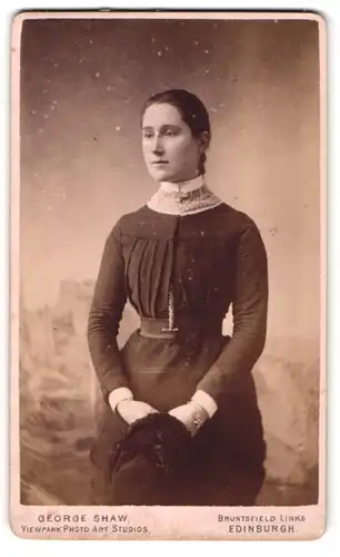 Fotografie George Shaw, Edinburgh, Bruntsfield Links, Junge Frau mit Armband im taillierten Kleid