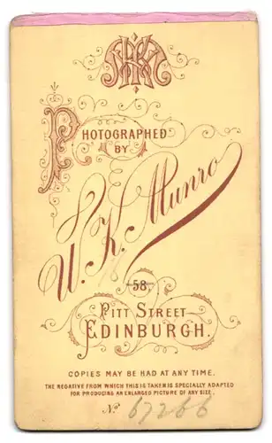 Fotografie W. K. Munro, Edinburgh, Pitt Street 58, Junge Frau mit kunstvoller Frisur und Blumenbrosche