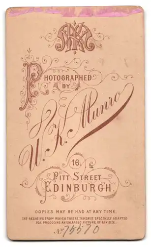 Fotografie W. K. Munro, Edinburgh, Pitt Street 16, Junge Frau mit Lockenkopf und Brosche