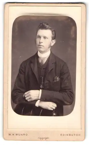 Fotografie W. K. Munro, Edinburgh, Pitt Street 58, Junger Mann mit Haartolle im Sonntagsanzug