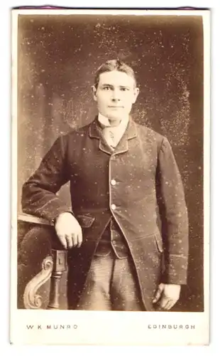 Fotografie W. K. Munro, Edinburgh, North Pitt Street, Junger Mann mit Mittelscheitel im Sonntagsstaat