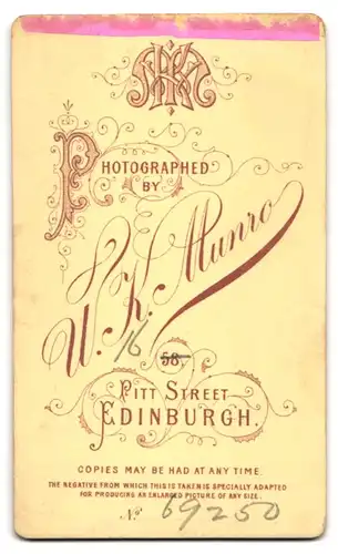 Fotografie W. K. Munro, Edinburgh, North Pitt Street, Bürgerlicher mit Fliege im Dreiteiler