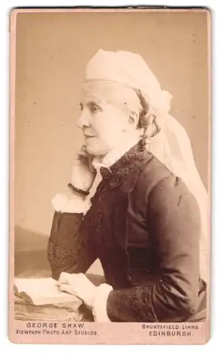 Fotografie George Shaw, Edinburgh, Bruntsfield Links, Seitenportrait einer älteren Dame mit langer Kopfbedeckung