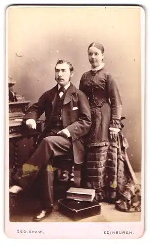 Fotografie George Shaw, Edinburgh, North Bruntsfield Place 43, Junges Paar im Sonntagsstaat