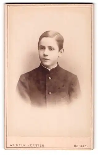 Fotografie Wilhelm Kersten, Berlin-SW, Krausen-Str. 35, Halbwüchsiger Knabe in modischer Kleidung