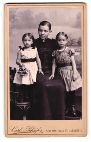 Fotografie Carl Schäfer, Elberfeld, Kipdorfstrasse 57, Junge Dame im Kleid mit zwei Mädchen