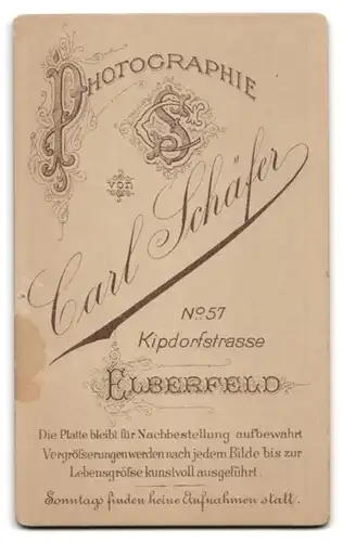 Fotografie Carl Schäfer, Elberfeld, Kipdorfstrasse 57, Junge Dame im Kleid mit zwei Mädchen