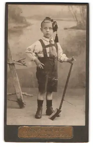 Fotografie F. Heldberg, Hamburg-Altona, Reichenstr. 1, Junge in modischer Kleidung mit Spaten