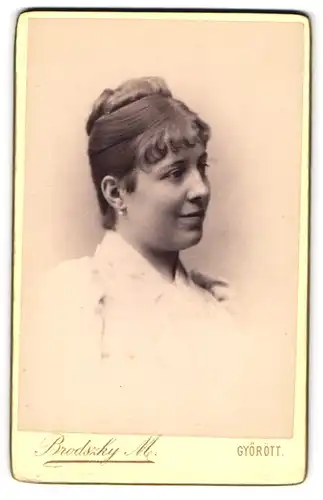 Fotografie Brodszky M., Györött, Bürgerliche Dame mit Hochsteckfrisur