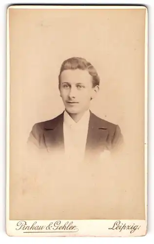 Fotografie Pinkau & Gehler, Leipzig, Turnerstr. 11 prt, Junger Herr im Anzug mit Krawatte