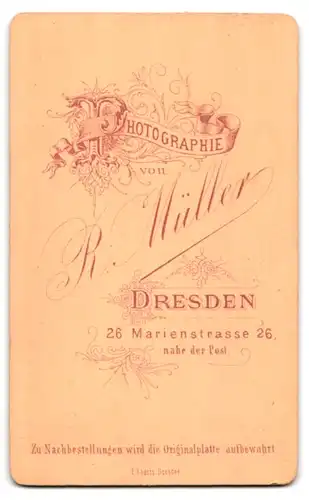 Fotografie R. Müller, Dresden, Marienstr. 26, Beleibte Dame in hübscher Kleidung