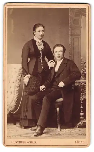 Fotografie H. Strube & Sohn, Löbau i /S., Blumenstr. 339, Junges Paar in modischer Kleidung