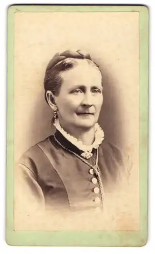 Fotografie John H. Oleson, Minneapolis, Minn., 307, Washington Ave. South, Bürgerliche Dame mit Hochsteckfrisur