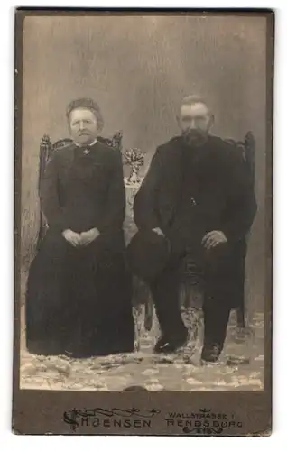 Fotografie H. Jensen, Rendsburg, Wallstr. 1, Älteres Paar in schwarzer Kleidung