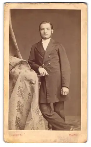 Fotografie Hertel, Mainz, Grosse Bleiche 50, Modisch gekleideter Herr mit Chin-Strap