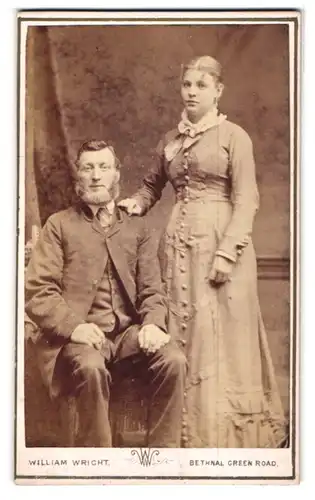 Fotografie William Wright, Stoke Newington, 190, Bethnal Green Road, Bürgerliches Paar in hübscher Kleidung