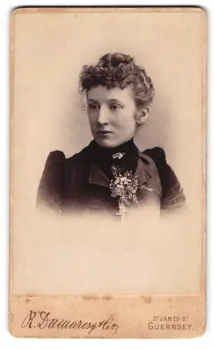 Fotografie R. Dumaresgq & Co., Guernsey, 3, St. James St., Junge Dame mit hochgestecktem Haar