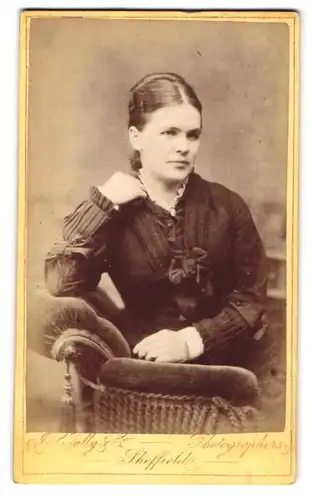 Fotografie J. S. Tulley & Co., Sheffield, 24 to 30, Division Street, Junge Dame in hübscher Kleidung