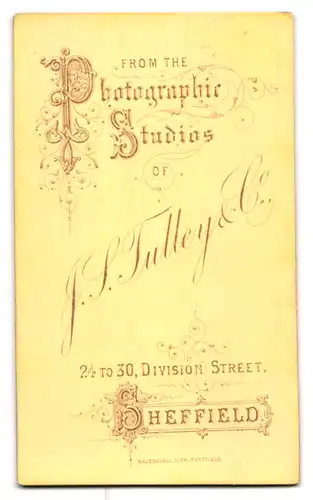 Fotografie J. S. Tulley & Co., Sheffield, 24 to 30, Division Street, Junge Dame in hübscher Kleidung