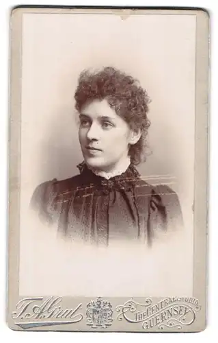 Fotografie T. A. Grut, Guernsey, Junge Dame in hübscher Kleidung