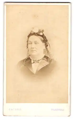 Fotografie G. & J. Hall, Wakefield, 26, Westgate, Bürgerliche Dame mit Haube und Kragenbrosche