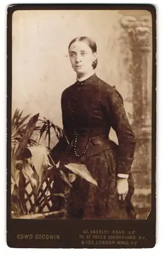 Fotografie E. T. F. Goodwin, London-EC, 102, London Wall, Bürgerliche Dame in schwarzer Kleidung