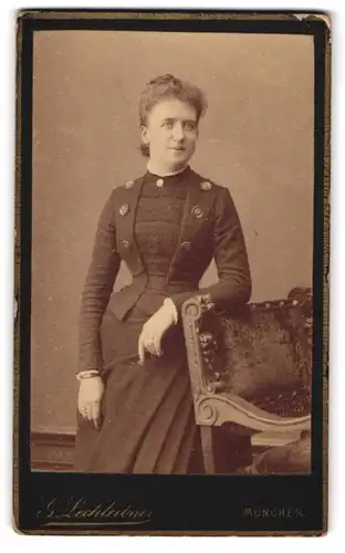 Fotografie G. Lechleitner, München, Amalienstr. 6, Junge Dame in modischer Kleidung