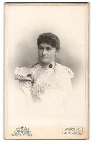 Fotografie W. Högler, Bregenz, Bürgerliche Dame mit zurückgebundenem Haar