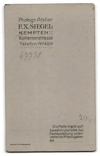 Fotografie F. X. Siegel, Kempten, Kotternerstr., Bürgerliche Dame sitzt am Tisch
