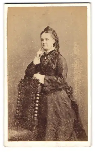 Fotografie Edwin Grant, Faringdon, Bürgerliche Dame im Kleid