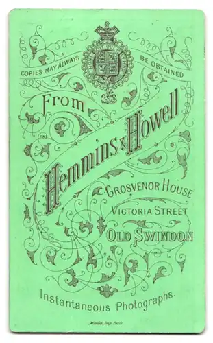 Fotografie Hemmins & Howell, Old Swindon, Victoria Street, Ältere Dame mit Haube und Kragenbrosche