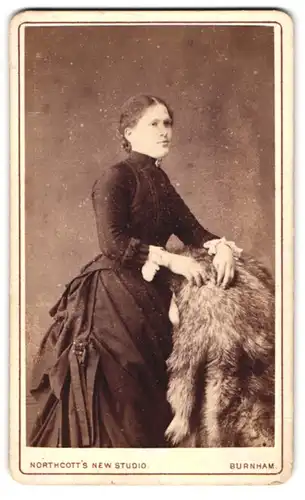 Fotografie W. Northcott, Burnham, Esplanade Avenue, Junge Dame in zeitgenössischer Kleidung