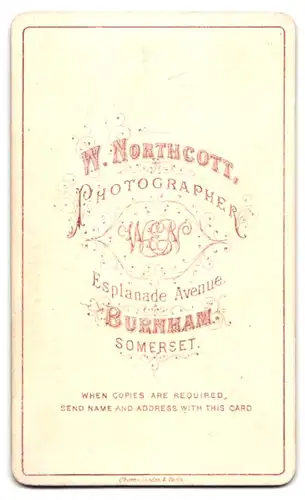 Fotografie W. Northcott, Burnham, Esplanade Avenue, Junge Dame in zeitgenössischer Kleidung