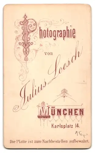 Fotografie Julius Loesch, München, Karlsplatz 14, Bürgerliche Dame mit Kragenbrosche