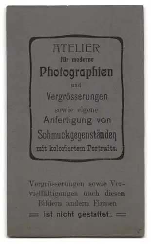 Fotografie Jul. Siegel, Helmbrechts, Kulmbacherstr. 170, Süsses Kleinkind im Kleid sitzt auf Fell