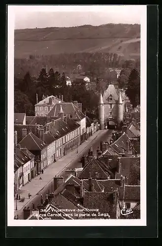 AK Villeneuve-sur-Yonne, La rue Carnot vers la porte de Seas