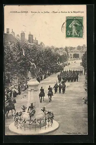 AK Cosne-sur-Loire, Revue du 14 Juillet, Place et Statue de la République